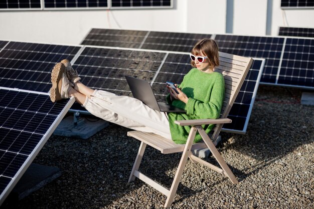 Frau arbeitet auf einem Dach mit einer Solarstation