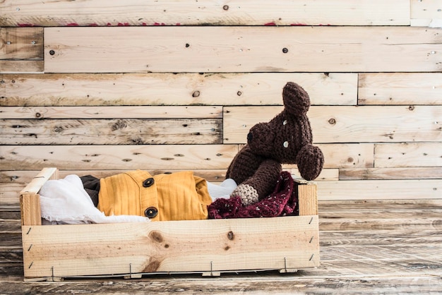 Foto frau arbeitet auf einer holzbank