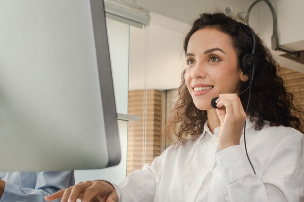 Frau arbeitet Callcenter-Support-Kunden online