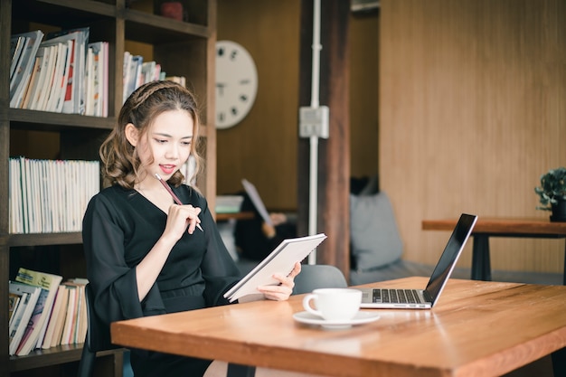 Frau arbeitet im Büro