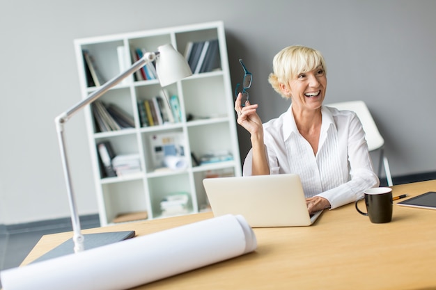 Frau arbeitet im Büro