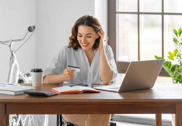 Frau arbeitet im Büro