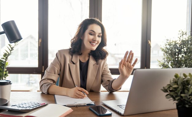 Frau arbeitet im Büro