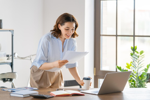 Frau arbeitet im Büro