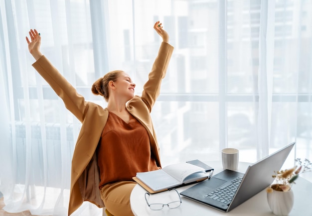 Frau arbeitet im Büro