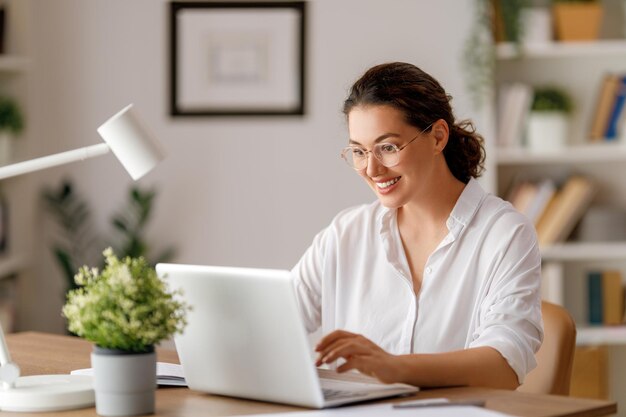 Frau arbeitet im Büro