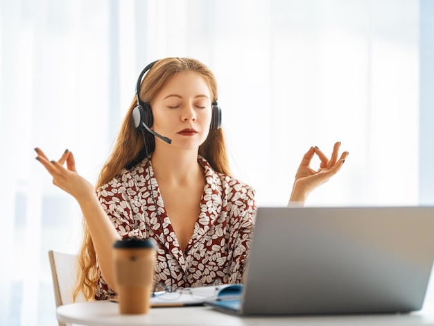 Frau arbeitet im Büro