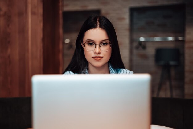 Frau arbeitet im Café mit Laptop