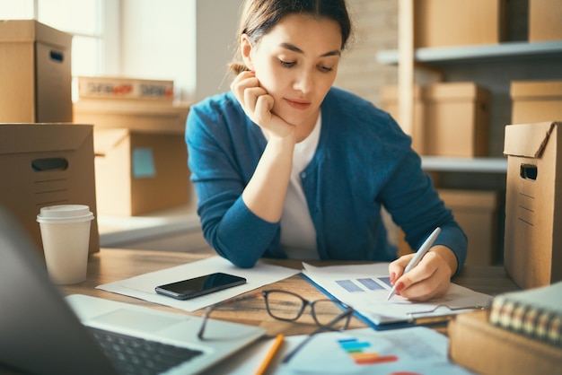 Frau arbeitet im Lager für Online-Shop.