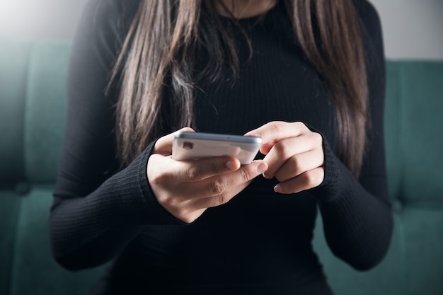 Frau arbeitet im Sitzen am Telefon