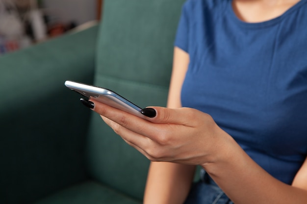 Frau arbeitet im Sitzen am Telefon