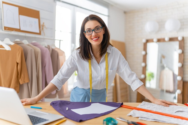 Frau arbeitet in der Werkstatt. Konzept des Kleinunternehmens.