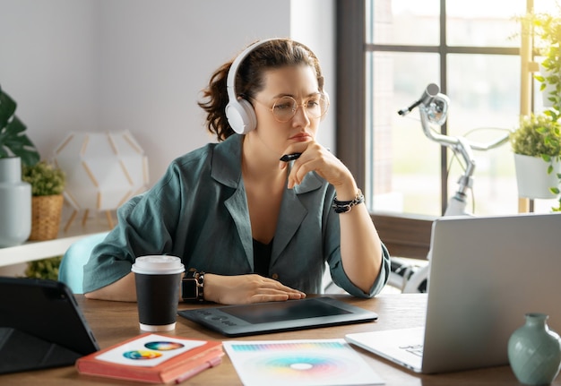 Frau arbeitet in der Werkstatt