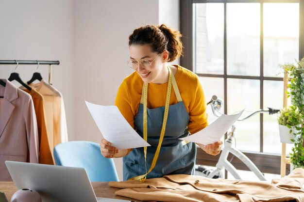 Frau arbeitet in der Werkstatt