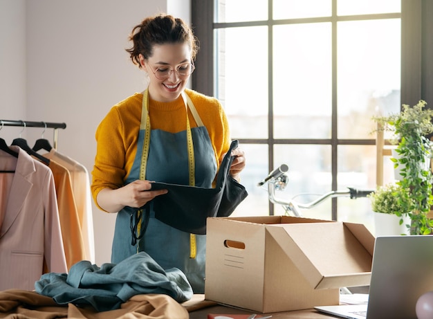 Frau arbeitet in der Werkstatt