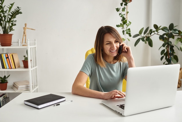 Frau arbeitet in einem gemütlichen Heimbüro