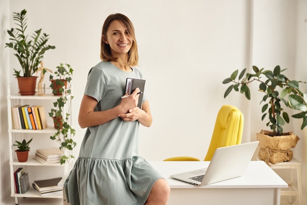 Frau arbeitet in einem gemütlichen Heimbüro