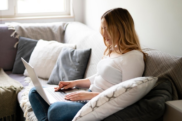 Foto frau arbeitet mit laptop mittlerer aufnahme