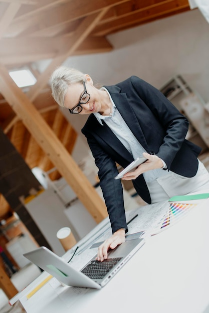 Frau arbeitet mit Laptop