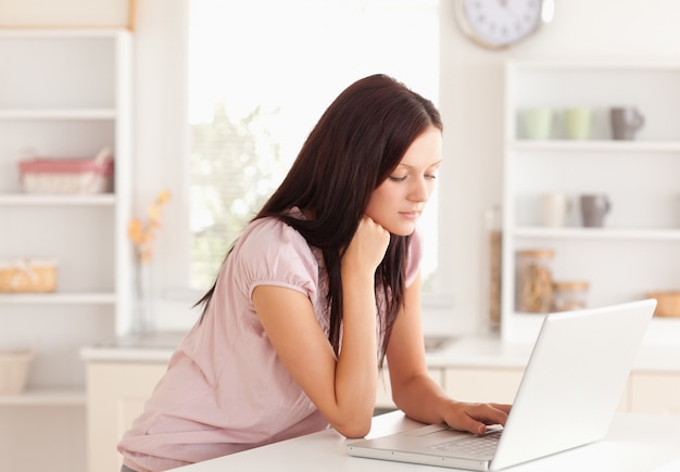 Frau arbeitet mit Laptop