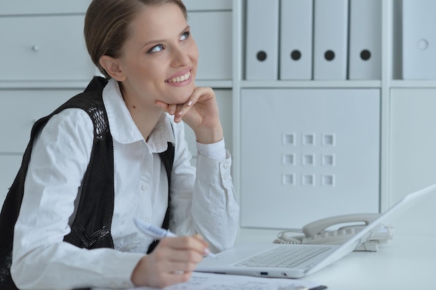 Frau arbeitet mit Laptop