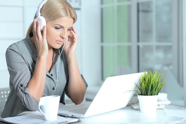 Frau arbeitet mit Laptop