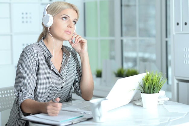 Frau arbeitet mit Laptop