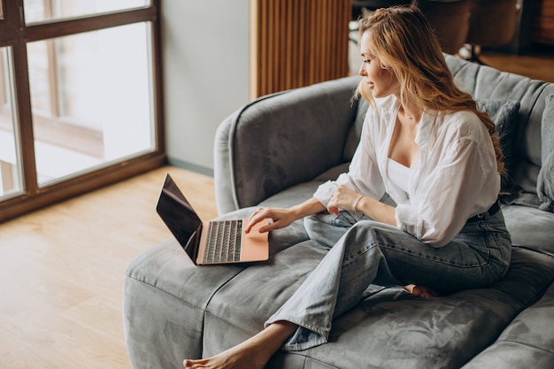 Frau arbeitet von zu Hause aus am Laptop