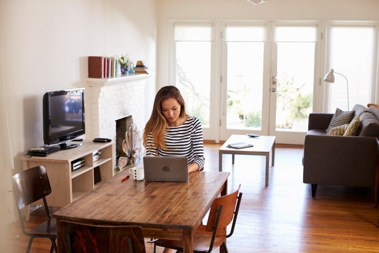 Foto frau arbeitet von zu hause aus mit laptop am esstisch