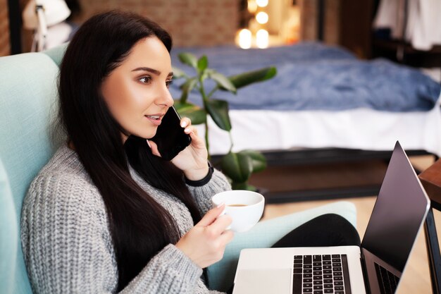 Frau arbeitet zu Hause an einem Laptop während einer weltweiten Virusepidemie