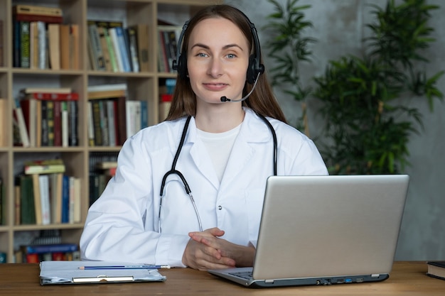 Frau Arzt tragen Headset konsultieren Mann Patient machen Online-Webcam Videoanruf auf Laptop-Bildschirm