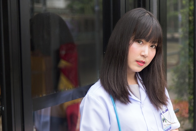 Frau Asian Doctor White Shirt Anzug mit Stethoskop im Freien Krankenhaus