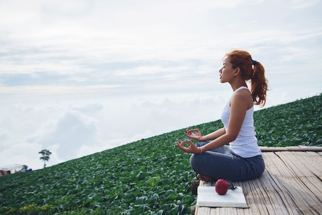 Frau Asien Reisende reisen. Spielen Sie wenn Yoga. Phetchabun Phutubberg Thailand