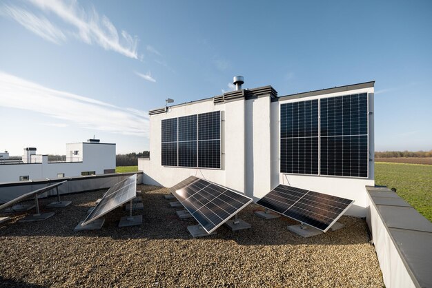 Frau auf dem Dach ihres Hauses mit einer Solarstation