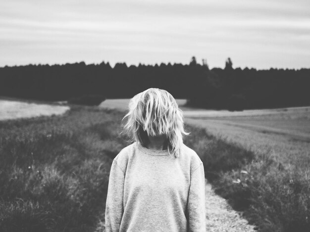 Foto frau auf dem feld gegen den himmel