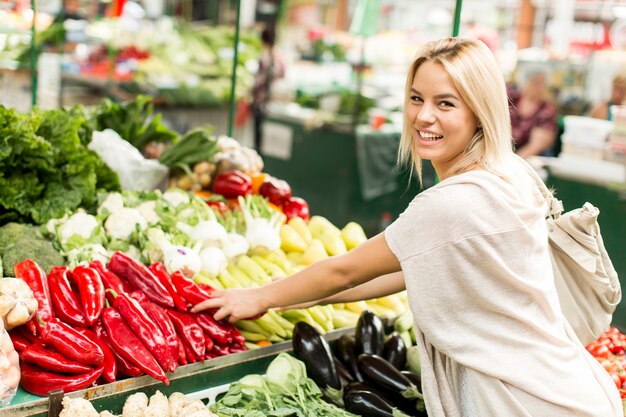 Frau auf dem Markt