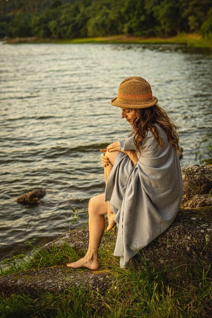 Foto frau auf dem see