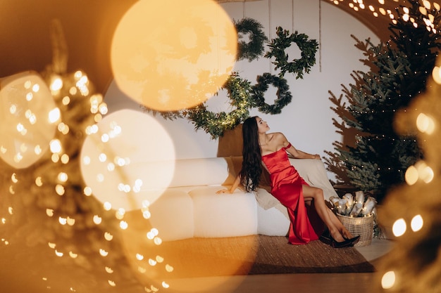 Frau auf dem Weihnachtsinnenhintergrund Portrait einer schönen Brunettefrau mit Abendmake-up