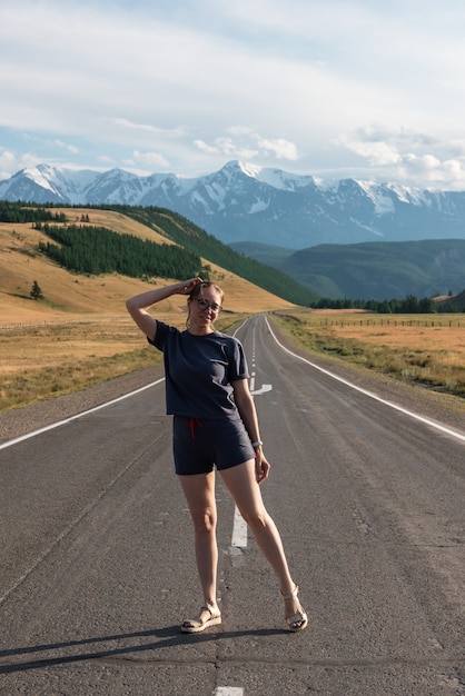 Frau auf der Chuysky-Trakt-Straße im Altai-Gebirge