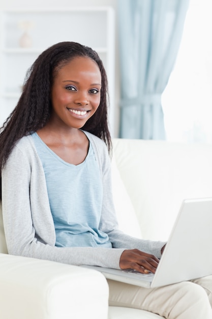 Frau auf der Couch mit Laptop