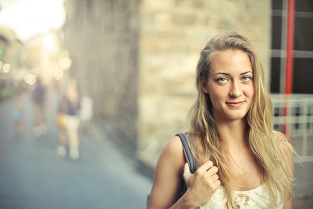 Foto frau auf der straße gehen