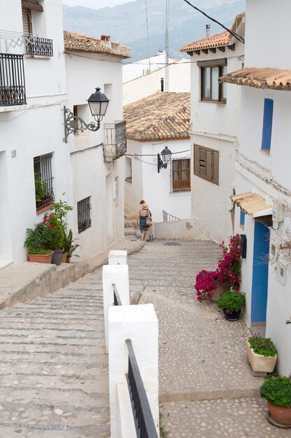 Frau auf der Straße in Altea, Alicante, Spanien