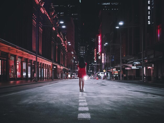 Frau auf der Straße in der Stadt in der Nacht