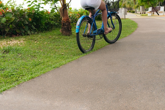 Frau auf einem Fahrrad im Park