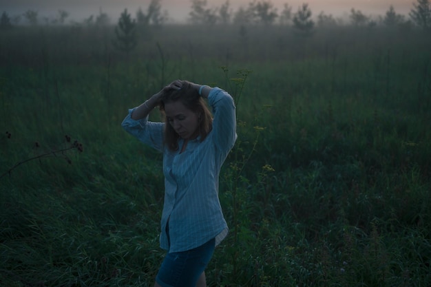 Foto frau auf einem feld mit nebligem nebel