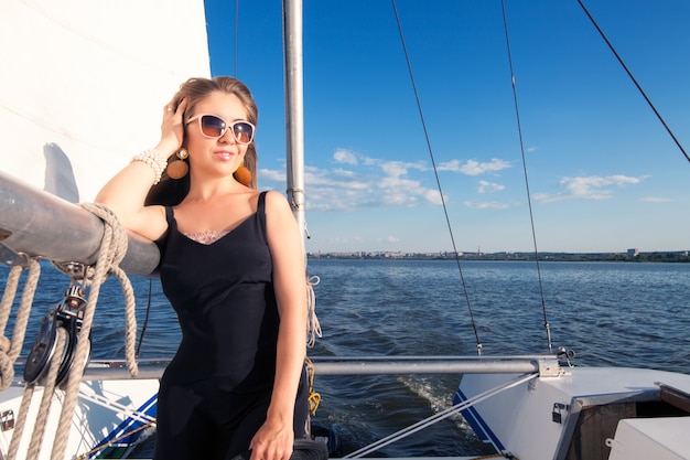 Foto frau auf einer yacht in der sonnenbrille