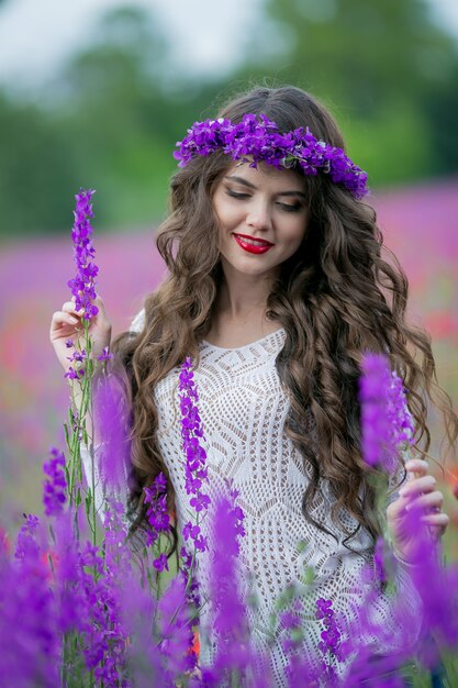 Frau auf Natur in einem Feld mit lila Blumen