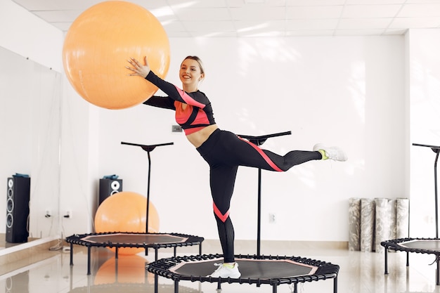 Frau auf Sporttrampolin. Fitnesstraining.