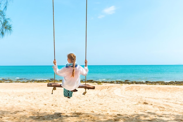 Frau auf Strandschaukel