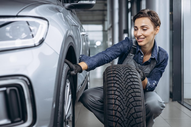 Frau Automechaniker Reifenwechsel beim Autoservice